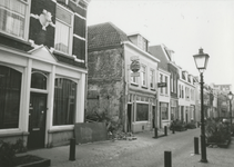 862986 Gezicht op de voorgevels van de panden Willemstraat 55 (Links)-lager in Wijk C te Utrecht. Met het 'Gat ...